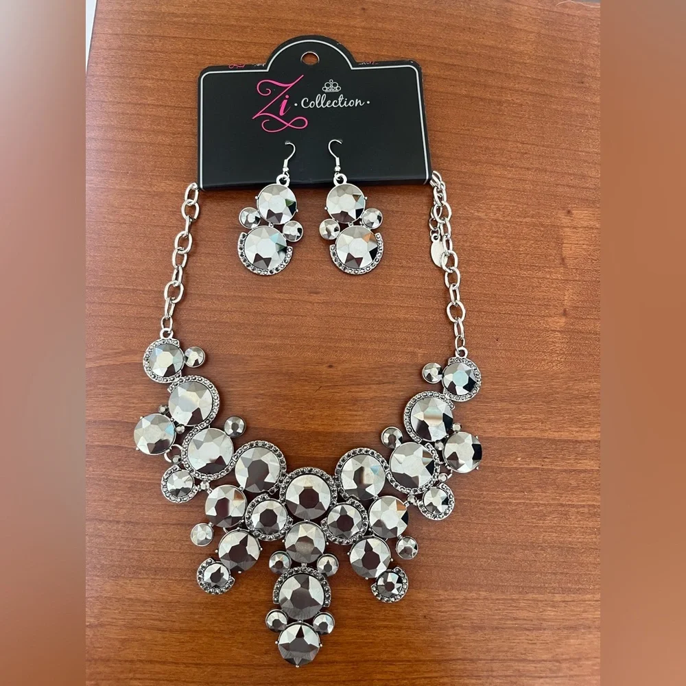 Paparazzi Zi Collection Silver Necklace with matching earrings NWT